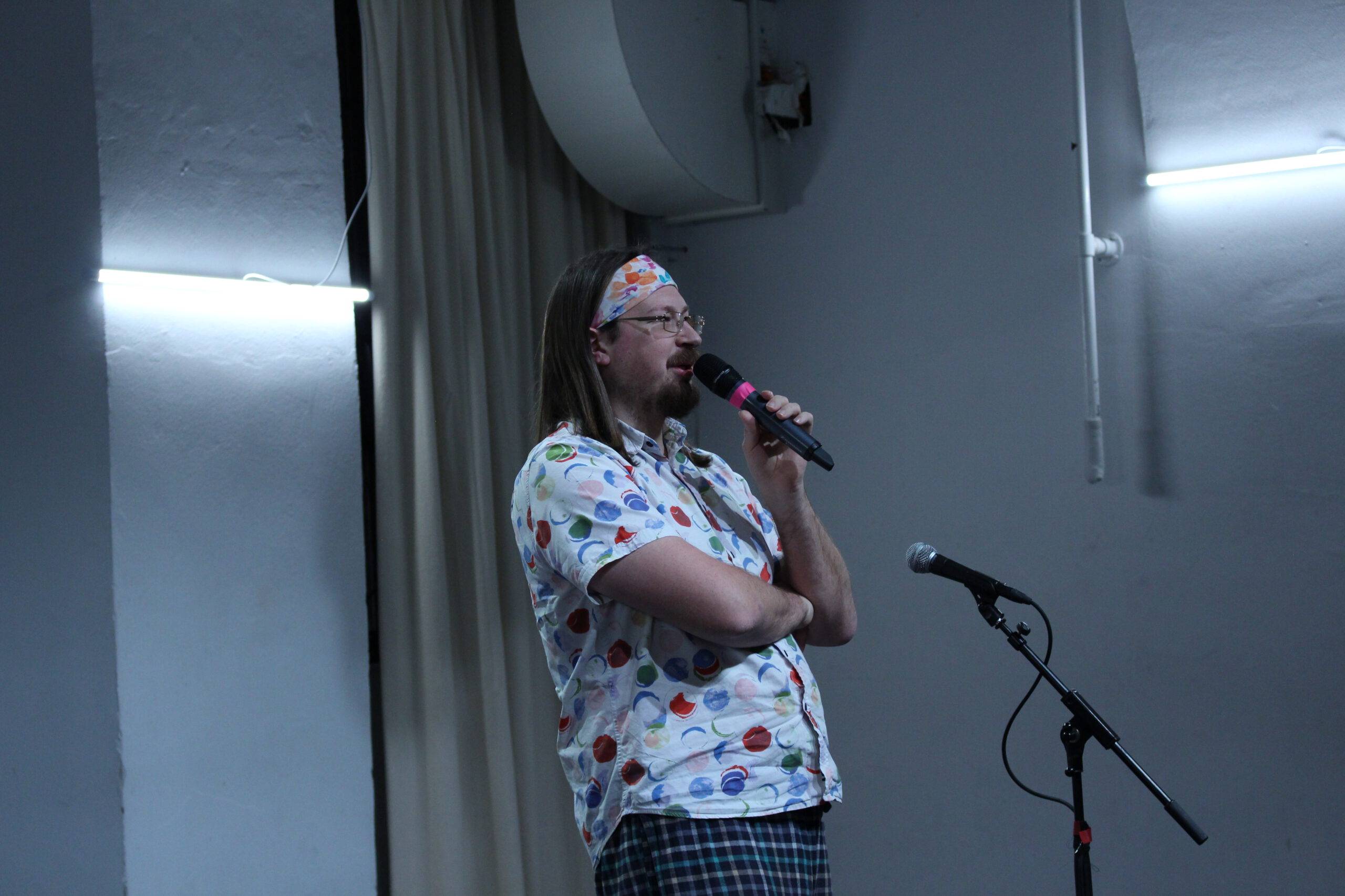 Moderator Simon Tomaz